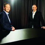 Jochen Lindner, Geschäftsführer von Chauvin Arnoux (links), und Roman Oberbauer, Sonepar-Produktmanager Gebäudesystemtechnik – Datennetzwerktechnik.