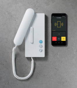 Weißes Haustelefon und schwarzes Smartphone