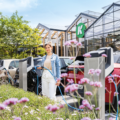 Mennekes Ladestationen Amtron Professional auf dem Kundenparkplatz eines Gartencenters
