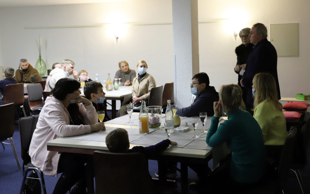  „Mein Herz blutet, wenn ich Sie hier so sehe“, sagt Debora Loh mithilfe der Übersetzungsfähigkeiten von Sergey Lakhno, Geschäftsführer Rittal Ukraine, zu den Menschen, für die nach über 14 Stunden Fahrt ein Buffet aufgebaut wurde. „Ich wünsche mir, dass Sie hier in diesem Hause innehalten und Kraft schöpfen können.“ (Bild: Rittal GmbH/Friedhelm Loh Group)