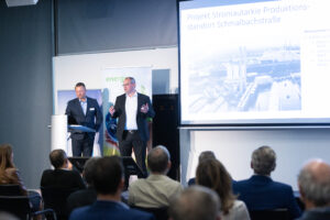 (v.l.) Alexander Sollböck (Reflex Austria) und Tobias Meßmann (Winkelmann Group) berichteten in ihrem Vortrag, wie sie den deutschen Werksstandort in Ahlen komplett stromautark umgebaut haben (Bild: energytalk/GEOPHO)