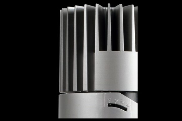 Der Reflektor des Performance Richtstrahlers kann um 359° gedreht und 30° geschwenkt werden. (Bild: Proled)
