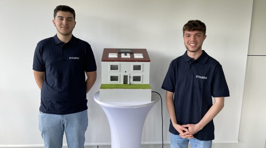 Zwei Schüler mit automatisiertem Modell-Haus.