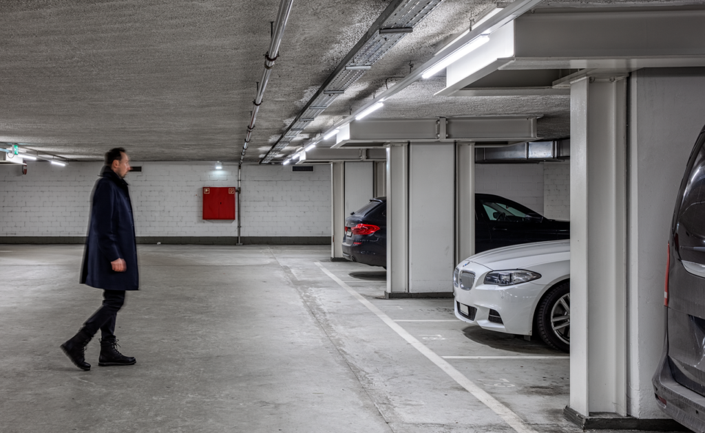 Tecton-Lichtbalken im Parkhaus