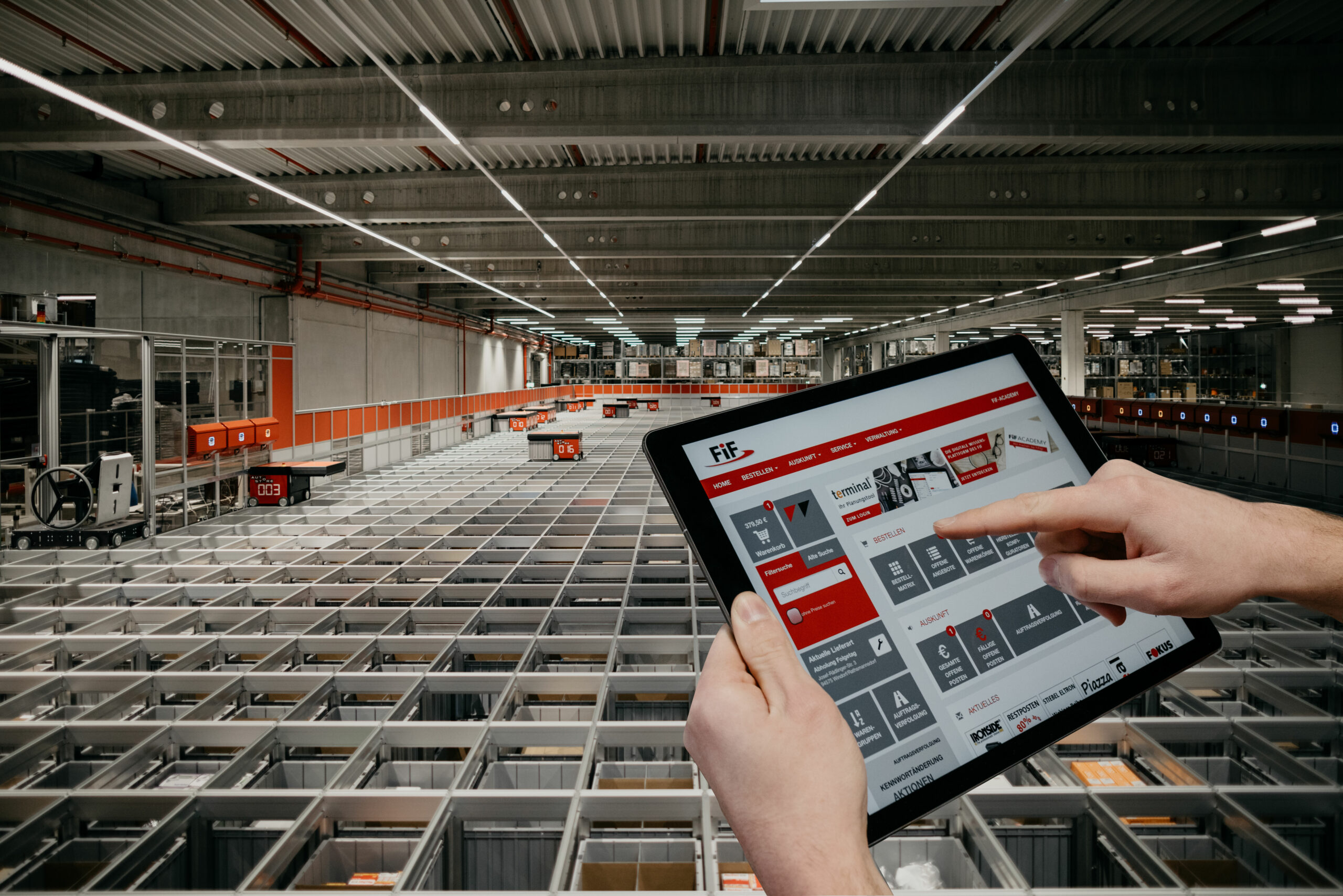 Zwei Hände halten ein Tablet