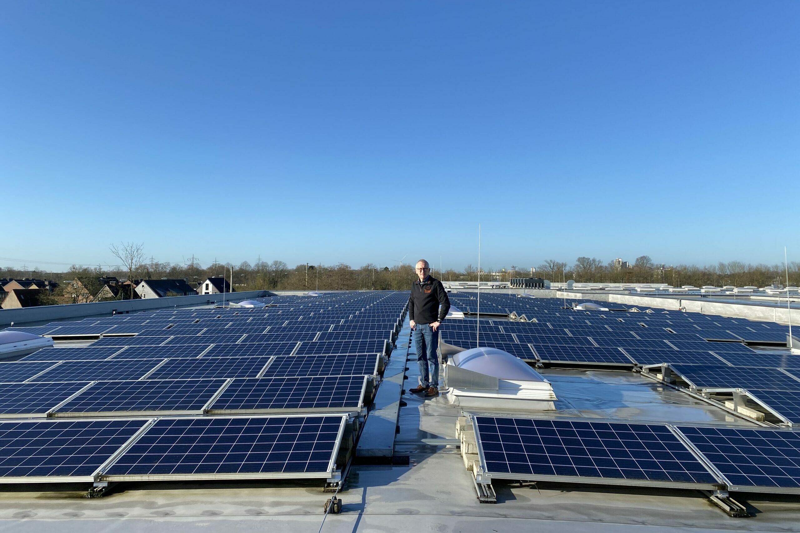 Photovoltaikanlagen, in der Mitte steht eine männliche Person