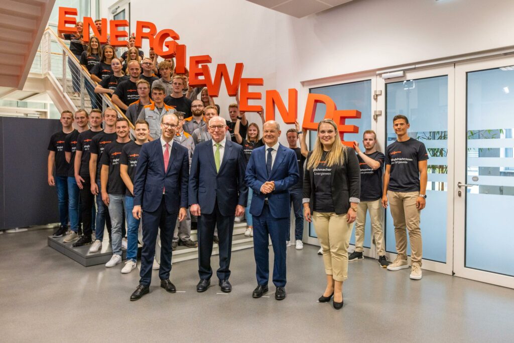Zum Abschluss seines Besuches präsentierte sich Olaf Scholz mit dem Nachwuchs des Unternehmens oder, wie Max Viessmann es ausdrückte, der nächsten Generation von Möglichmacher:innen der Energiewende.