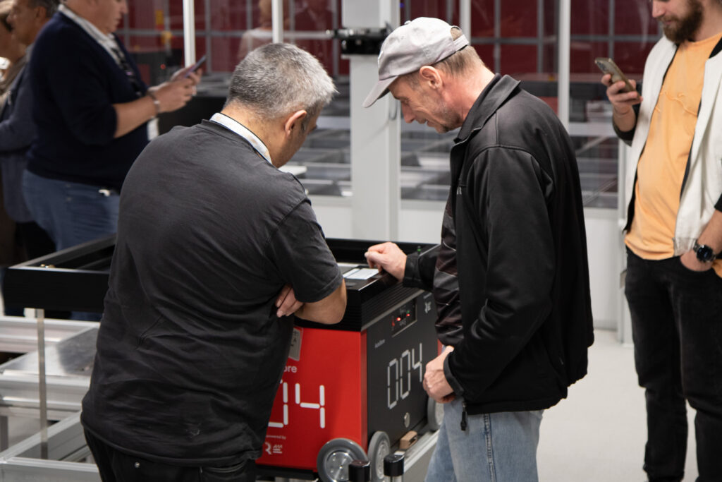 Von den Rundgängen durch das Autostore-Automatiklager zeigten sich alle Besucher sehr interessiert und begeistert. (Bild: Gebrüder Limmert AG)