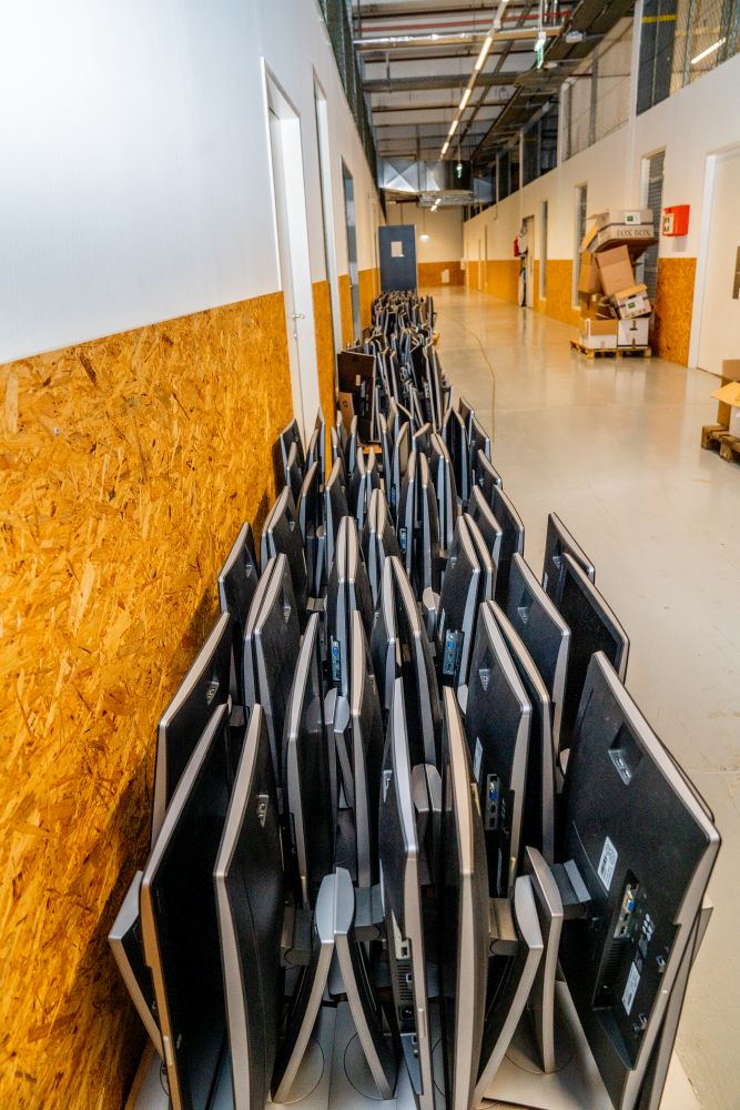 15 ehrenamtliche Mitarbeiterinnen und Mitarbeiter von PCs FÜR ALLE sorgen dafür, dass gebrauchte PCs und Laptops an Schulen, karitativen Organisationen und in Haushalten von finanziell schlecht gestellten Menschen eine neue Verwendung finden. (Bild: Hutchison Drei Austria Gmbh)