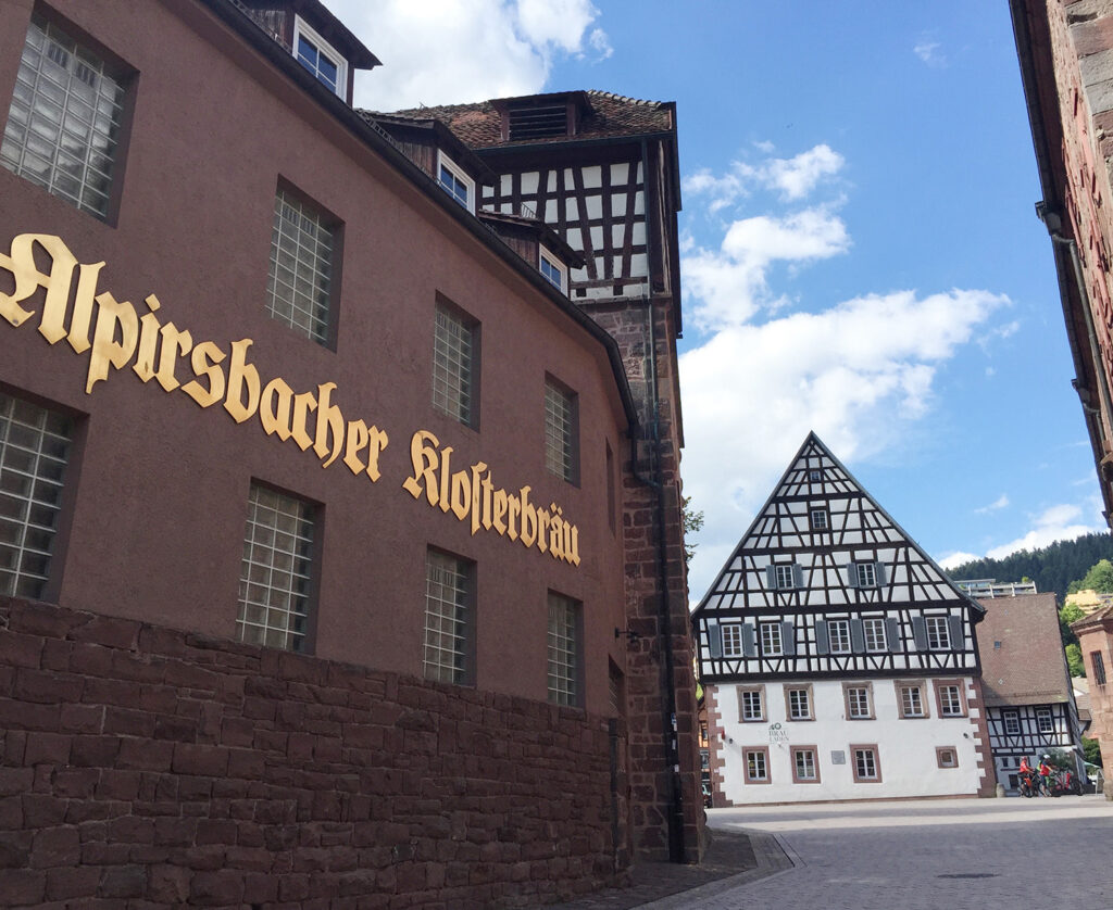 Alpirsbacher Hofbräu Gebäude von außen
