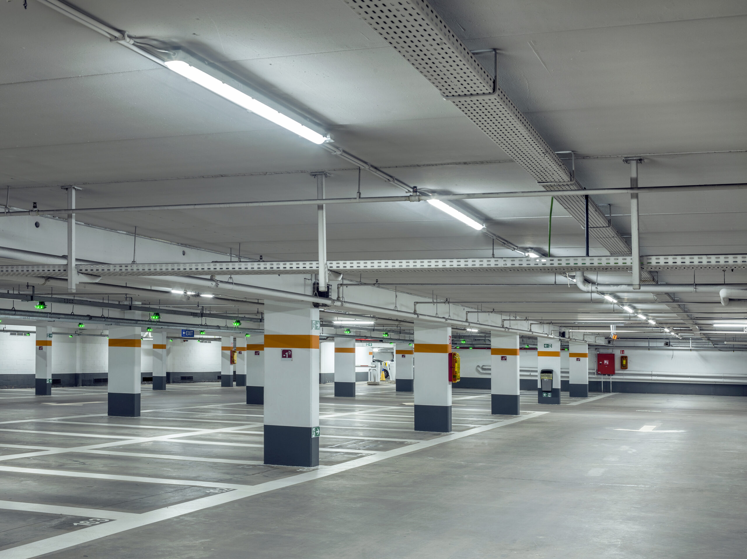 Das Woluwe Einkaufszentrum Parkhaus in Belgien wurde mit Sylvania Resisto Feuchtraumleuchten ausgestattet.