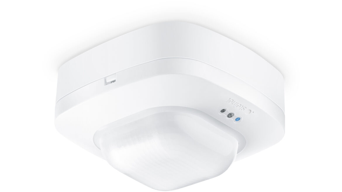Steinel IR Quattro HD DALI duo Bewegungsmelder an der Decke montiert.